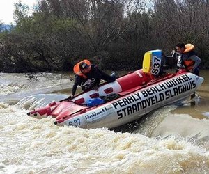 Twee plaaslike jong boere sit skouer aan die wiel